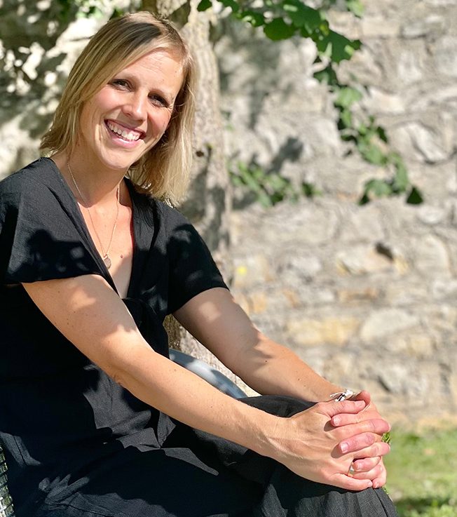 konni-roedner.jpg Konni Roedner sitzt laechelnd auf einer Bank in der Sonne