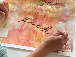 goldhorizont-schreiben.jpg Acrylbild wird mit schwarzer Schrift beschrieben