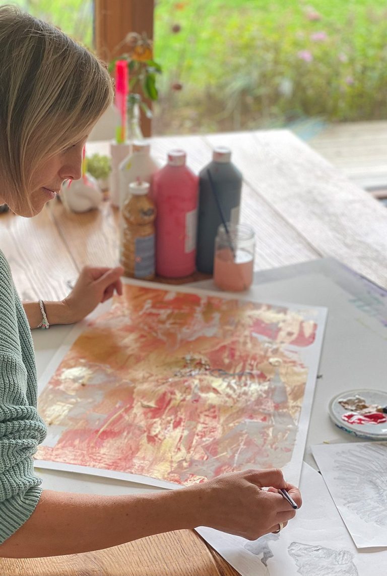 konni-roedner-goldhorizont.jpg Konni Roedner malt ein Bild mit Acrylfarben